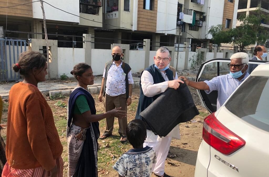 Distributed more than 200 blankets to the hutmen and roadside dwellers in almost all areas of Vadodara.